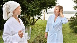 Johanna (Sofie Eifertinger) und Mechthild (Diana Körner) albern im Garten herum.