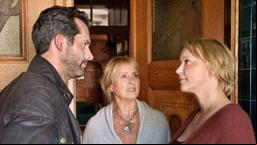 Hauptmann Aubry (Martin Rapold) besucht Familie Fehrenbach.