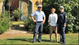 Die Kommissare Andreas Rambach (Ole Puppe) und Nele Fehrenbach (Floriane Daniel) mit Marlene Zittlau (Karin Giegerich) vor ihrer Villa.