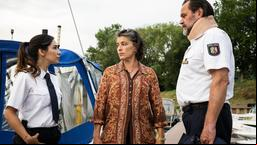 Arda (Yasemin Cetinkaya) und Jäger (Markus John) sind wieder bei Frau Matschey (Jule Gartzke).