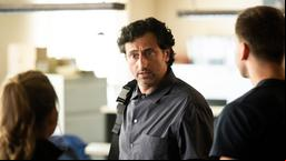 Fred Unbehauen (Serkan Kaya) kommt auf der Wache an, um Klara (Bianca Nawrath) und Mark (Timmi Trinks) einige Fragen zu beantworten.