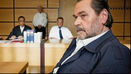 Gerhard Jäger (Markus John) muss bei Wolfgang Brinks (Roland Riebeling) Verhandlung aussagen (mit Azizè Flittner, l. und Komparse).