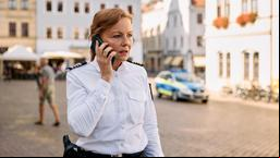 Hauptkommissarin Junghanns (Carina Wiese) ist alarmiert, Doris geht nicht ran.