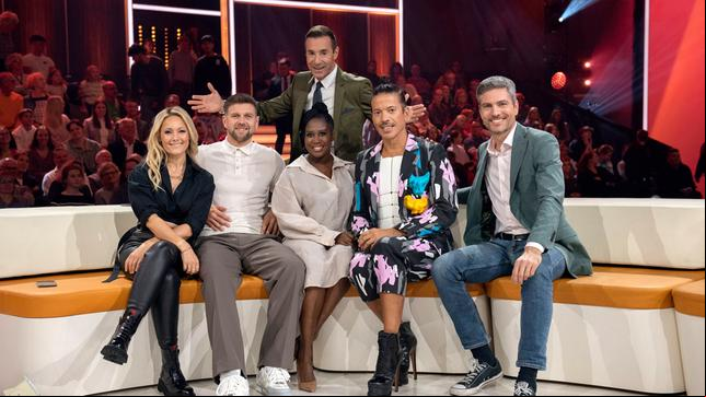 Bild: NDR/Thorsten Jander Helene Fischer, Niclas Füllkrug, Kai Pflaume, Motsi Mabuse, Jorge González und Ingo Zamperoni (v. l. n. r.).