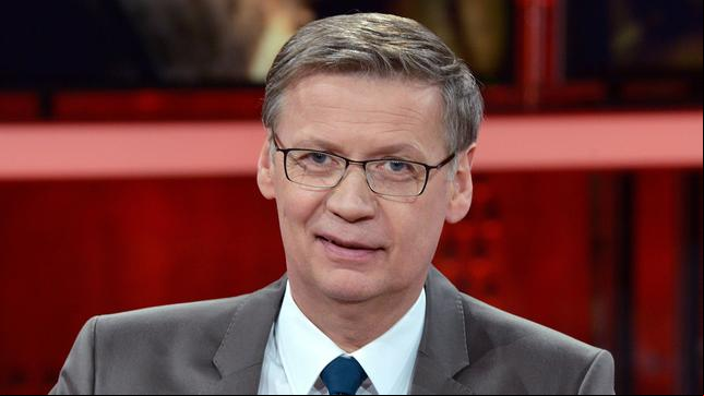 Der  Günther Jauch am 16.02.2014 während der Talksendung "Günther Jauch" in Berlin.
