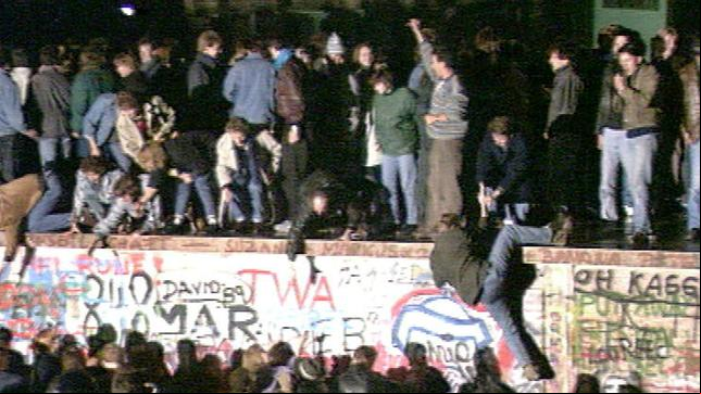 SFB-Filmteams waren am 9. November 1989 live dabei, als die Menschen vom Westen her auf die Mauer am Brandenburger Tor stiegen.