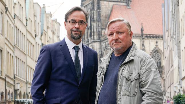 Der Pathologe Professor Karl-Friedrich Boerne (Jan Josef Liefers, l) und Hauptkommissar Frank Thiel (Axel Prahl) ermitteln für den WDR im "Tatort" aus Münster 
