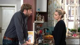 Amelie (Lara-Isabelle Rentinck) berichtet Christian (Marlon Putzke) von ihrer Idee, wie sie das Geld für Cedrics Autoreparatur auftreiben könnte.