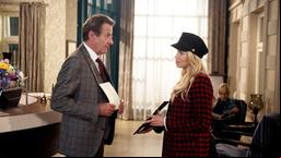 Amelie (Lara-Isabelle Rentinck) ist enttäuscht, dass Gunter (Hermann Toelcke) die Stelle der Empfangschefin bereits vergeben hat.
