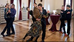 Beim Tango gelingt es Carla (Mari Fuchs) und Gregor (Wolfram Grandezka) zurück zu einem gemeinsamen Rhythmus zu finden (mit Komparsen).