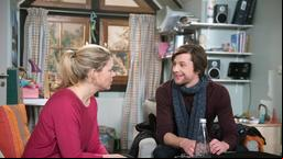Timo (Jonathan Beck) und Britta (Jelena Mitschke) haben Spaß beim gemeinsamen Brainstormen für  pädagogisch wertvolle Spiele.