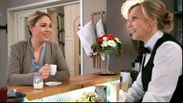 Britta (Jelena Mitschke) muss vor Sigrid (Dana Golombek) zugeben, dass es sich gut anfühlt, begehrt zu werden.