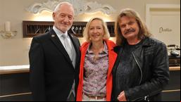 Sturm der Liebe Musikproduzent Leslie Mandoki am "Fürstenhof": Sepp Schauer (l), Bea Schmidt (M.) und Leslie Mandoki (r.)