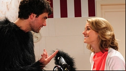 Liebe auf den ersten Blick gab's im Kostüm in Staffel 8: Die junge Musikagentin Marlene (Lucy Scherer) befreit Konstantin (Moritz Tittel) aus seiner Gorillamaske. Als Marlene Konstantin in die Augen schaut, ist es um sie geschehen.