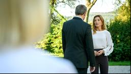 Alexandra (Daniela Kiefer) ahnt nicht, dass ihre Nähe zu Christoph (Dieter Bach) Markus' Anwältin auffällt.