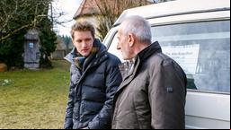 Alfons (Sepp Schauer) überlegt, ob er Oskar (Philip Butz) den Bus abkaufen soll.