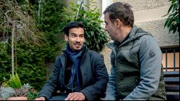 Als Nils (Florian Stadler) das Flirt-Seminar beenden will, versucht Alejandro (Iskander Madjitov) ihn zu überzeugen, am Ball zu bleiben.