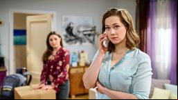 Als Tina (Christin Balogh) und Clara (Jeannine Wacker) gerade Claras Sachen zusammenpacken, erreicht Tina ein mysteriöser Anruf.