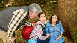 André (Joachim Lätsch) und Melli (Bojana Golenac) finden Tina (Christin Balogh) im Wald. Sie hat bereits Wehen.