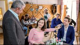 André (Joachim Lätsch) verkündet Tina (Christin Balogh) und Oskar (Philip Butz, r. mit Komparsen, h.), dass Oskar den Craft-Beer-Wettbewerb gewonnen hat.