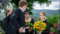 Lucy (Jennifer Siemann, r.) ist froh, dass Paul (Sandro Kirtzel, l.) es kurz vor der Beerdigung noch geschafft hat, Romys Lieblingsblumen zu besorgen.