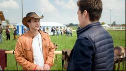 Boris (Florian Frowein) bedankt sich bei Tobias (Max Beier) für dessen Hilfe (mit Komparsen).