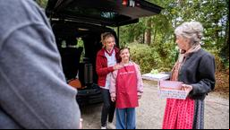 Charly (Natalie Kim Lehmann, h.M., mit Laura Osswald, h.l., Antje Hagen, v.r. und Pablo Sprungala) geht zurück nach Nürnberg und wird liebevoll verabschiedet.
