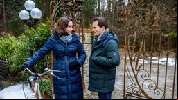 David (Michael N. Kühl) bekommt mit, wie sich Tinas (Christin Balogh) Kind zum ersten Mal bewegt.