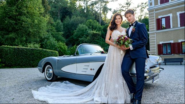 Bild: ARD/Christof Arnold Die wahre Liebe siegt über alle Intrigen: Denise (Helen Barke) und Joshua (Julian Schneider) geben sich vor der malerischen Kulisse des Fürstenhof das Ja-Wort. Doch vor der Hochzeit kommt es zu einem spektakulären Showdown auf Leben und Tod ...