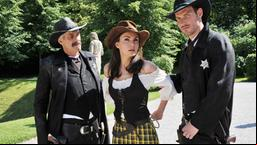 Patrizia (Nadine Warmuth) träumt in der 9. Staffel davon, dass sie wegen Mordes von Leonard (Christian Feist) und Friedrich (Dietrich Adam) verhaftet wird.