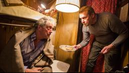 Sturm der Liebe - Folge 2081: André bekommt einen Teller mit Essen in die Schiffskajüte von Offizier Aljosha gebracht