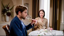 Henry (Elias Reichert) ist von Sophias (Krista Birkner) Charme-Offensive überfordert.