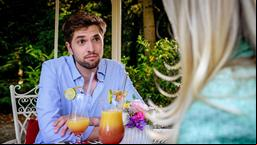 Henry (Elias Reichert) muss befürchten, dass Maxi die Vertrautheit mit Larissa (Vivien Wulf) missversteht.