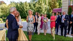 Hochzeit: Natascha (Melanie Wiegmann) singt das Hochzeitslied für Charlotte (Mona Seefried) und Werner (Dirk Galuba). Die Gäste (v.l.n.r.: Alexander Milz, Julia Alice Ludwig, Bojana Golenac, Uta Kargel, Lorenzo Patané und Joachim Lätsch) hören gerührt zu.
