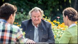 Im Beisein von Tobias (Max Beier) entschuldigt sich Hieronymus (Werner Biermeier) bei Romy (Désirée von Delft).