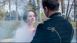 In Tinas (Christin Balogh) Traum verwandelt sich Nils (Florian Stadler) in einen Prinzen.