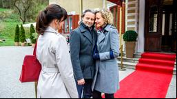 Michael (Erich Altenkop) und Natascha (Melanie Wiegmann) setzen große Hoffnungen in die Ärztin Friederike (Viola Wedekind).