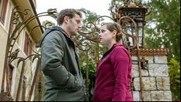 Oskar (Philip Butz) beichtet Tina (Christin Balogh) seinen Seitensprung mit Desirée.