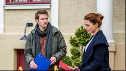 Oskar (Philip Butz) erzählt Anja (Maria Weidner), dass David für Tina kein Thema mehr ist.