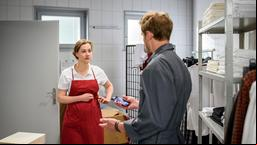 Oskar (Philip Butz) erzählt Tina (Christin Balogh) von einem interessanten Jobangebot.
