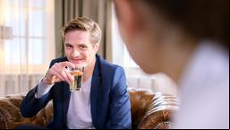 Ragnar (Jeroen Engelsman) plaudert mit Tina (Christin Balogh) über alte Zeiten.
