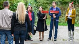 Romy (Désirée von Delft) und Paul (Sandro Kirtzel) werden von Tina (Christin Balogh, 3.v.l. mit Komparsen), Jessica (Isabell Ege) und weiteren Freunden und Kollegen mit einem Polterabend überrascht.