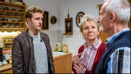 Schweren Herzens lassen Alfons (Sepp Schauer) und Hildegard (Antje Hagen) Oskar (Philip Butz) ziehen.