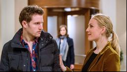 Tina (Christin Balogh) beobachtet einen scheinbar nahen Moment zwischen Oskar (Philip Butz) und Desirée (Louisa von Spies).