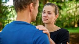 Tina (Christin Balogh) erzählt Nils (Florian Stadler) von ihrer Vermutung, dass ihr Baby noch lebt.
