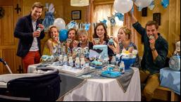 Tina (Christin Balogh) ist gerührt, dass Nils (Florian Stadler), Ella (Victoria Reich), Hildegard (Mitte), Melli (Bojana Golenac), Natascha (Melanie Wiegmann) und Boris (Florian Frowein) eine Babyparty mit ihr feiern.