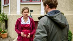Tina (Christin Balogh) lehnt Oskars (Philip Butz) Angebot, wegen der Windpocken bei den Sonnbichlers unterzukommen, ab.