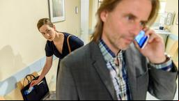 Tina (Christin Balogh) stiehlt Michaels (Erich Altenkopf) Chipkarte, um an die Krankenhausakten zu gelangen.
