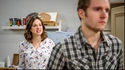 Tina (Christin Balogh) unterstellt Oskar (Philip Butz), dass ihm der Abgang des Babys recht wäre.
