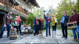 Valentina (Paulina Hrobatschk), Fabien (Lukas Schmidt), Tina (Christin Balogh) und Jessica (Isabell Ege) feiern ausgelassen Romys (Désirée von Delft) und Pauls (Sandro Kirtzel) Polterabend (mit Komparsen).